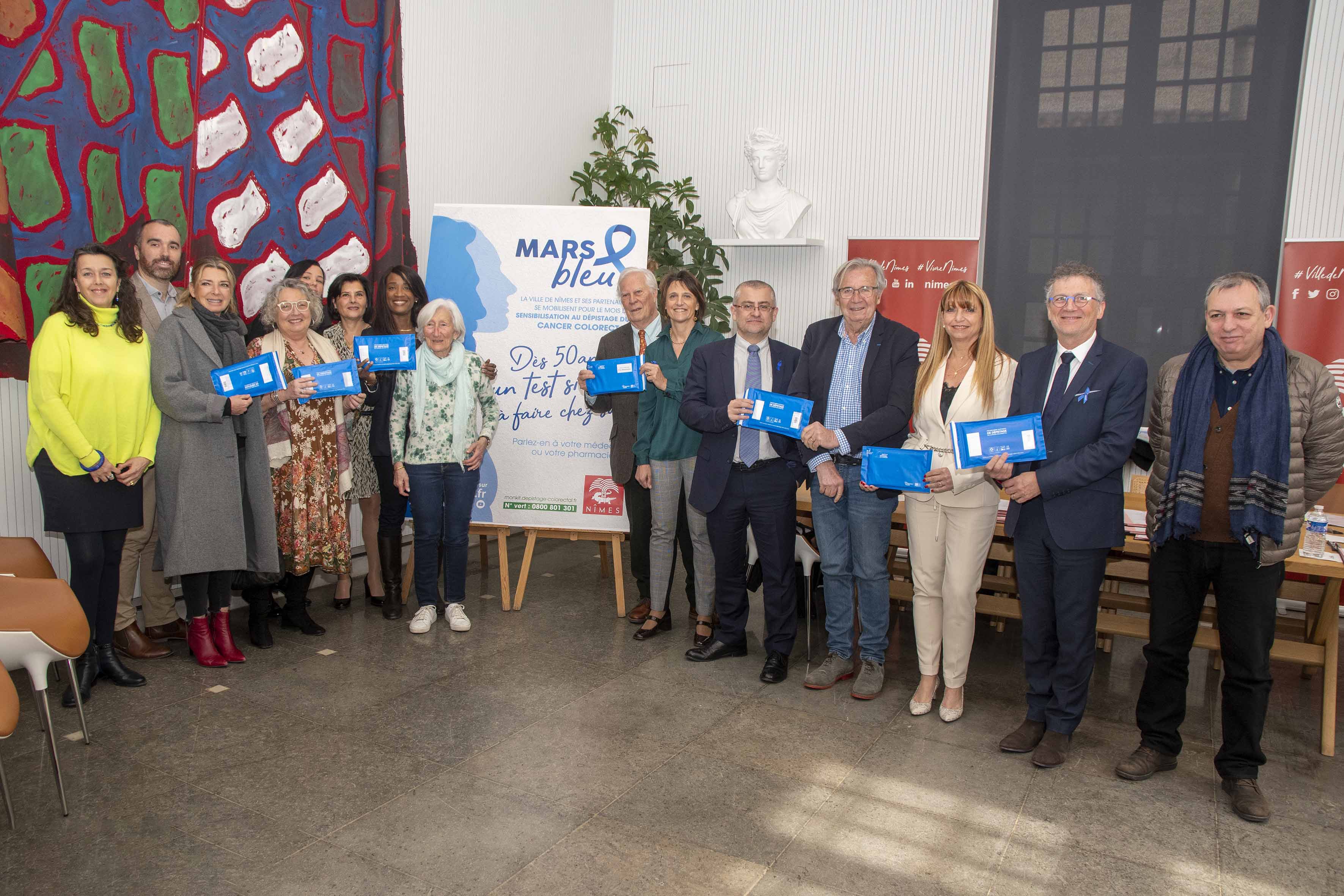 Les élus sensibilisent au cancer colorectal. Crédit photo: courtoisie Ville de Nîmes