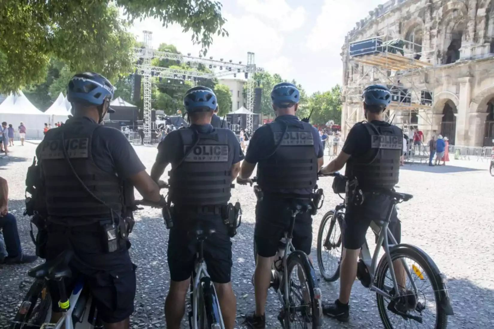 police vèlo vtt nîmes gard arenes feria pentecote