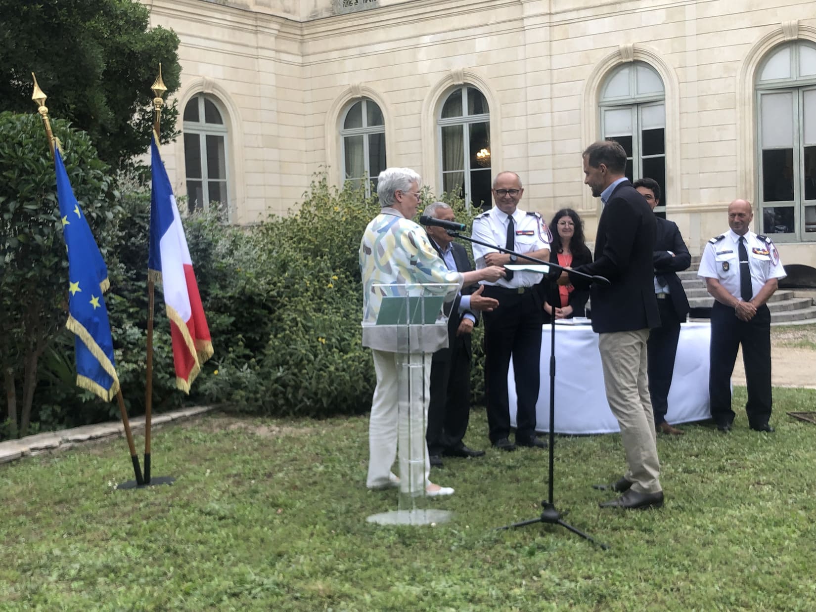 La préfète remettant le label au représentant de Nestlé pour l'entreprise Perrier. Crédit photo GG