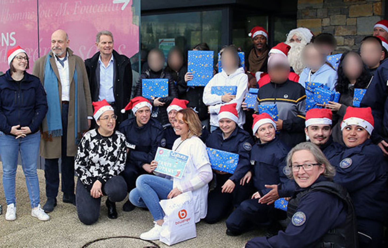 père noël CHU de Nîmes police cadeaux enfants