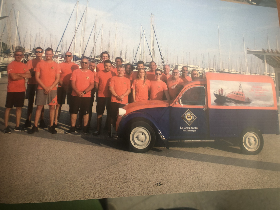 L'équipe aux côté de la fourgonnette 2CV offert par un garage partenaire. Crédit photo GG