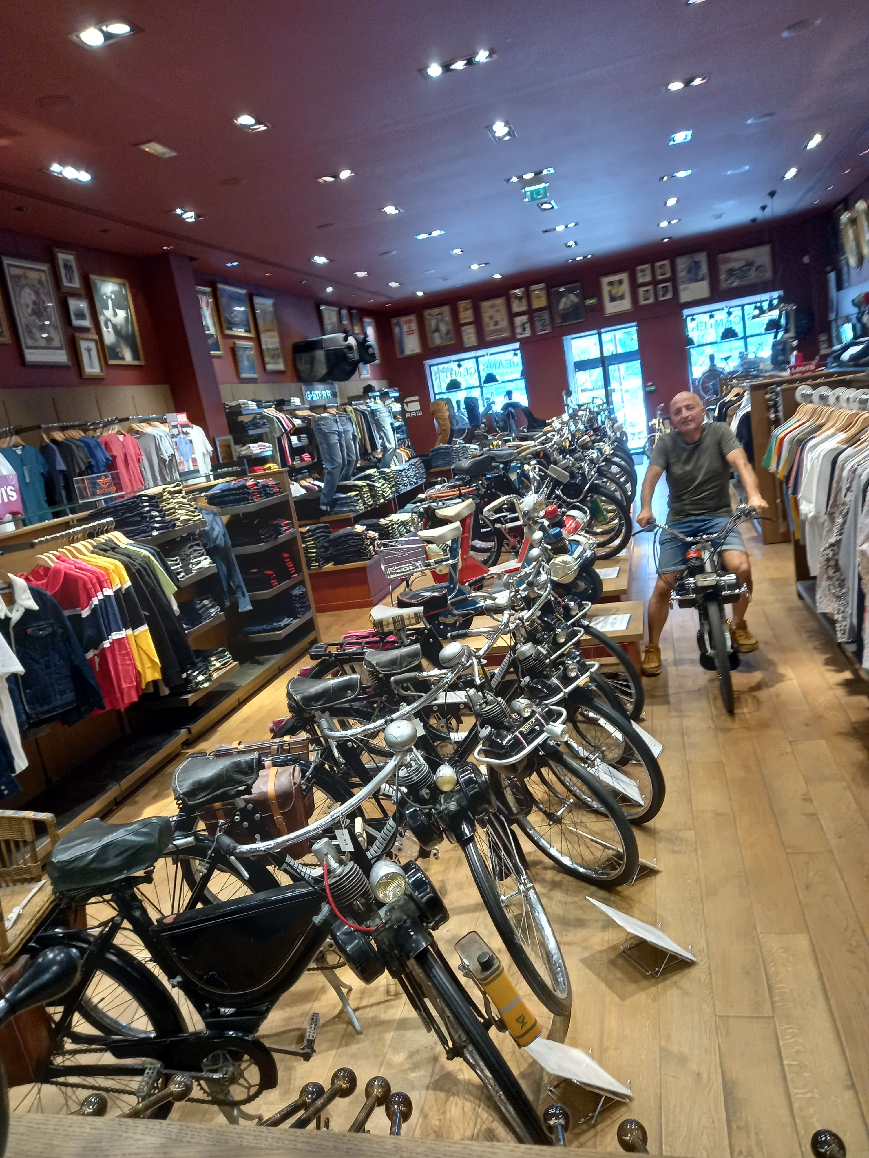 solex_jeanscenter_cadenel_7collines_reveildumidi_nimes_velosolex.jpg