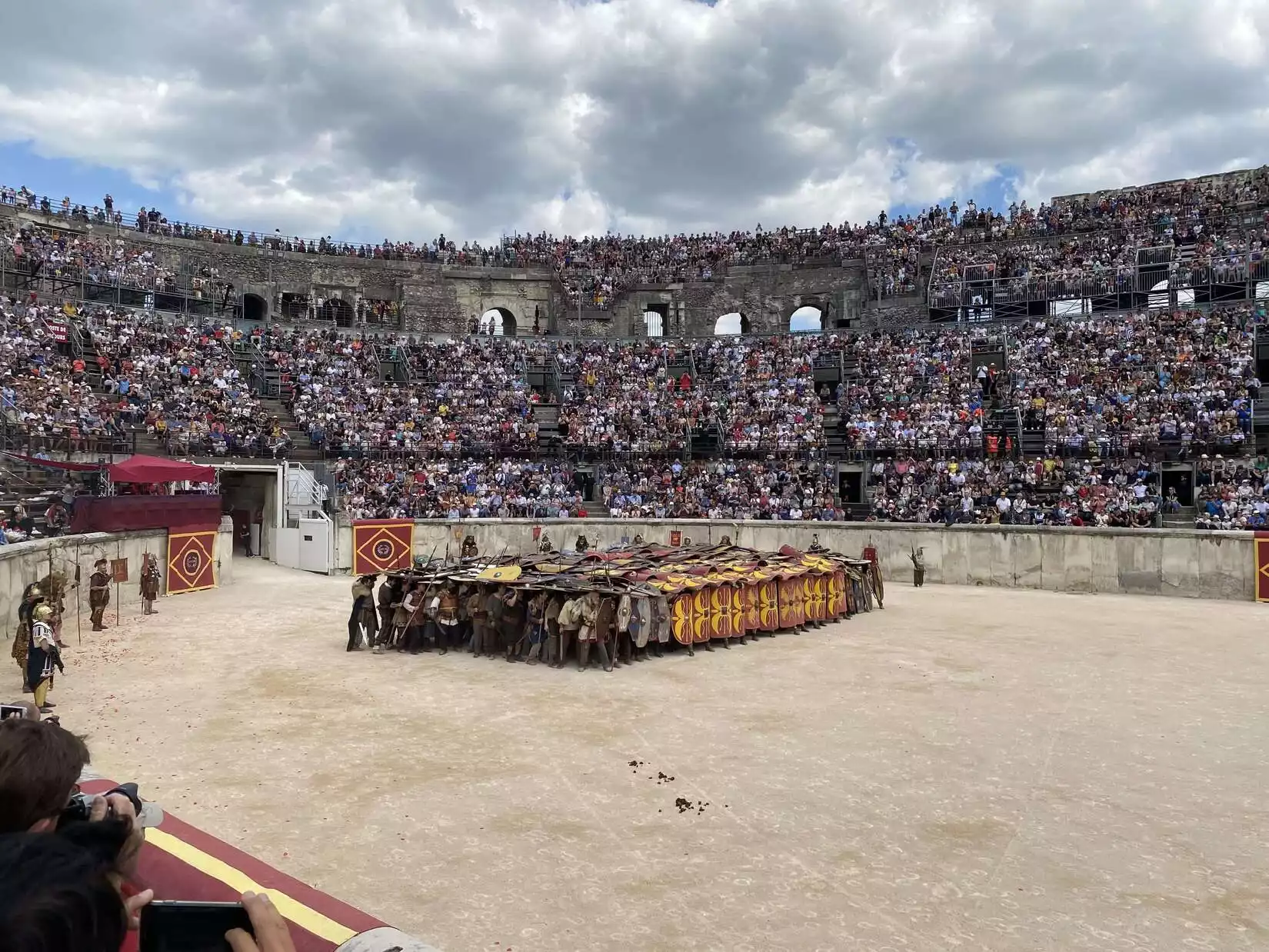 edeis spectacle hadrien arenes de nimes association cppp ericteyssier tribunaldecommerce voiederecours decors spectacles romains decors scandale