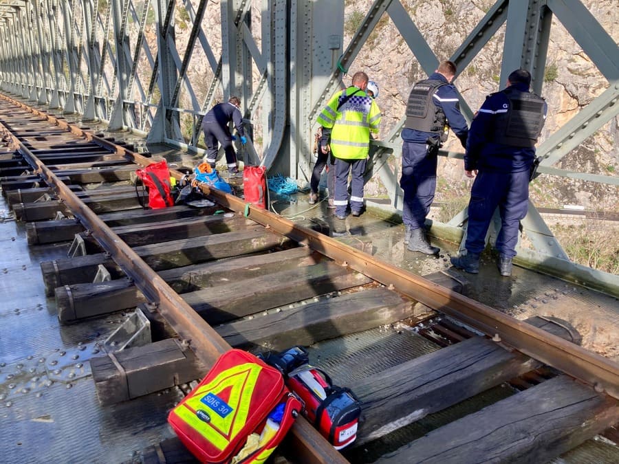 suicide_anduze_pompiers_jeune_femme.jpg