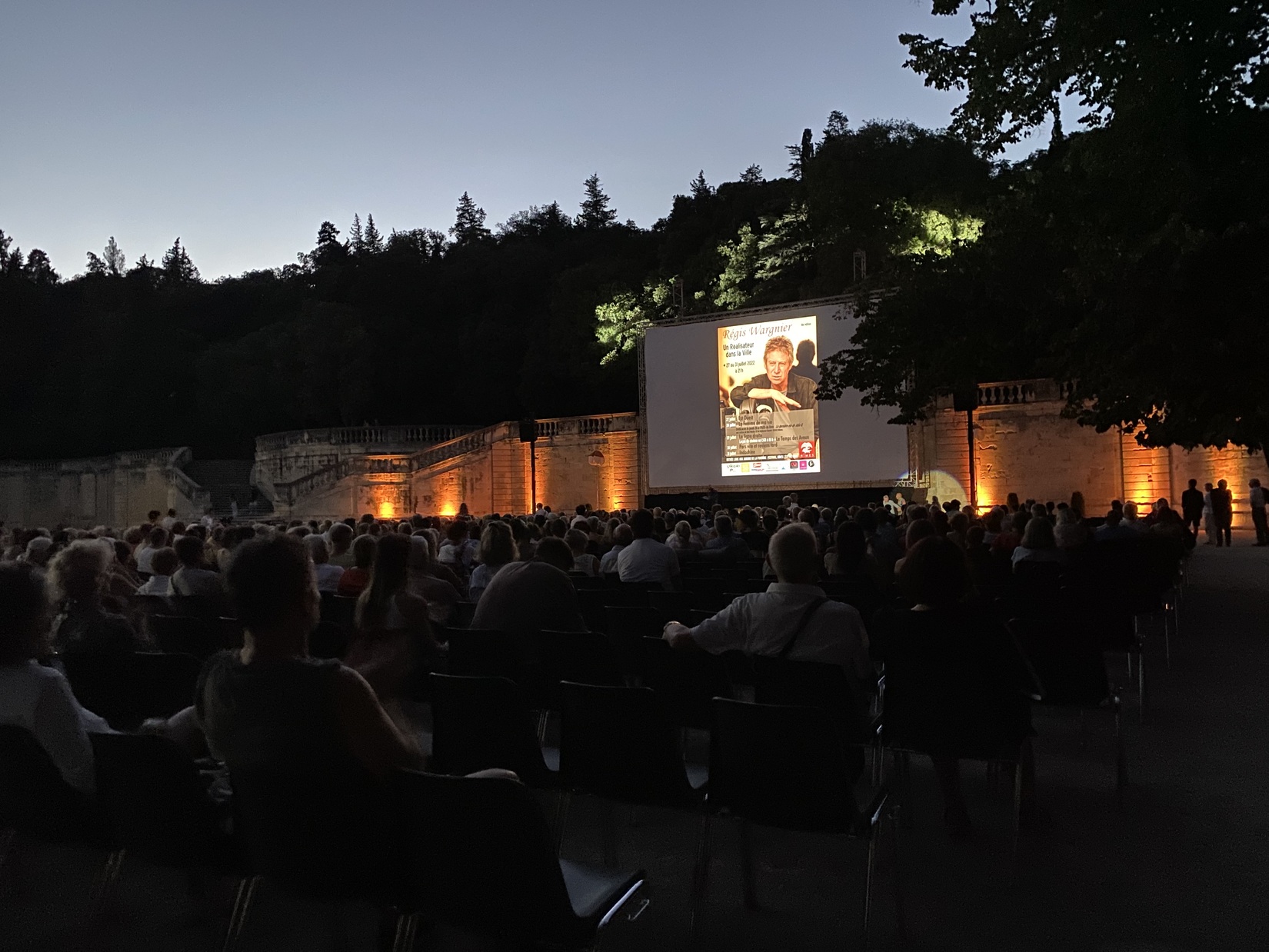 unrealisateurdansaville_indochine_regiswargnier_projection_cinemaenpleinair_jardinsdelafontaine_festivaldecinema_nimes_reveildumidi