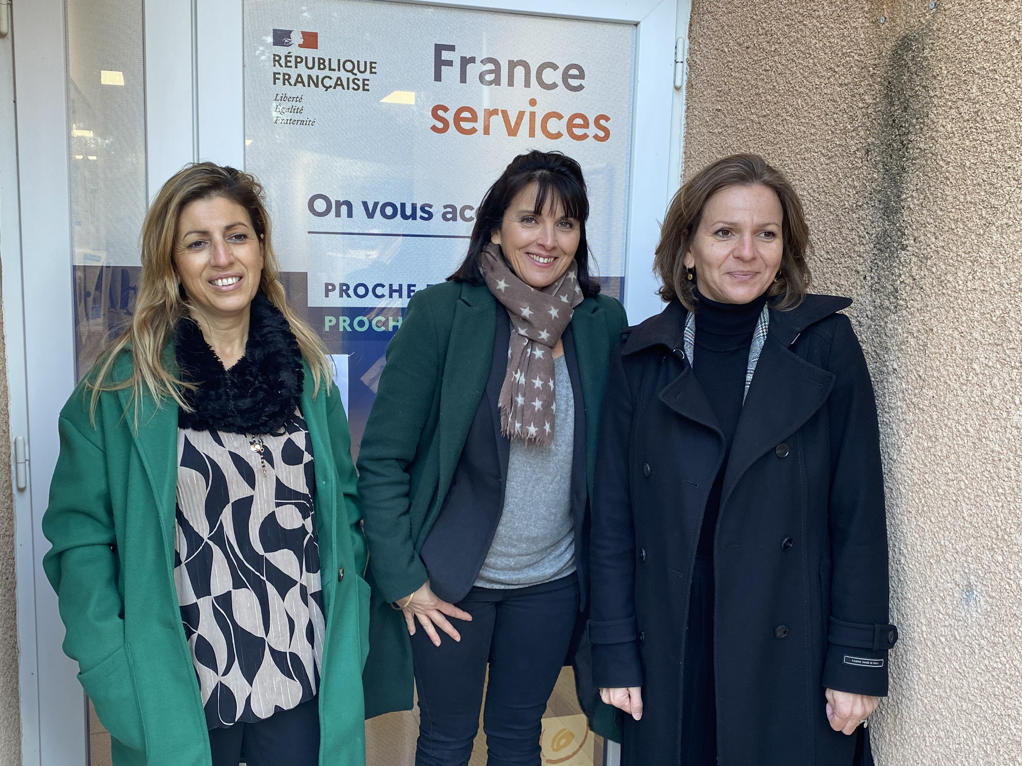 Amina Lahlimi (à gauche) et Isabelle Gaud sont les deux agentes France services des lieux. À droite, Sandrine Lathuillere s'occupe de la direction du pôle attractivité et développement territorial de la communauté de communes. Crédit photo GG 