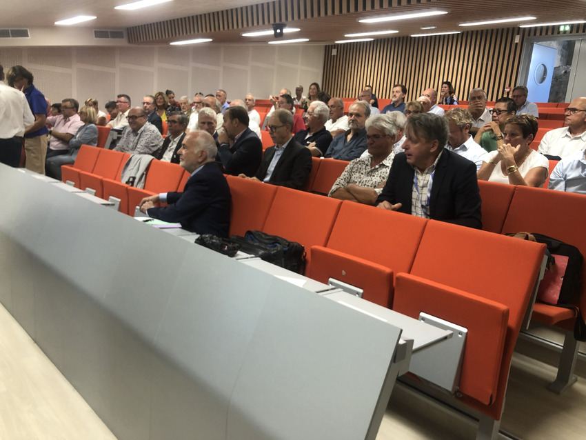 Début de la table ronde ce jeudi sur le site Vauban de l'Université de Nîmes. Crédit photo GG