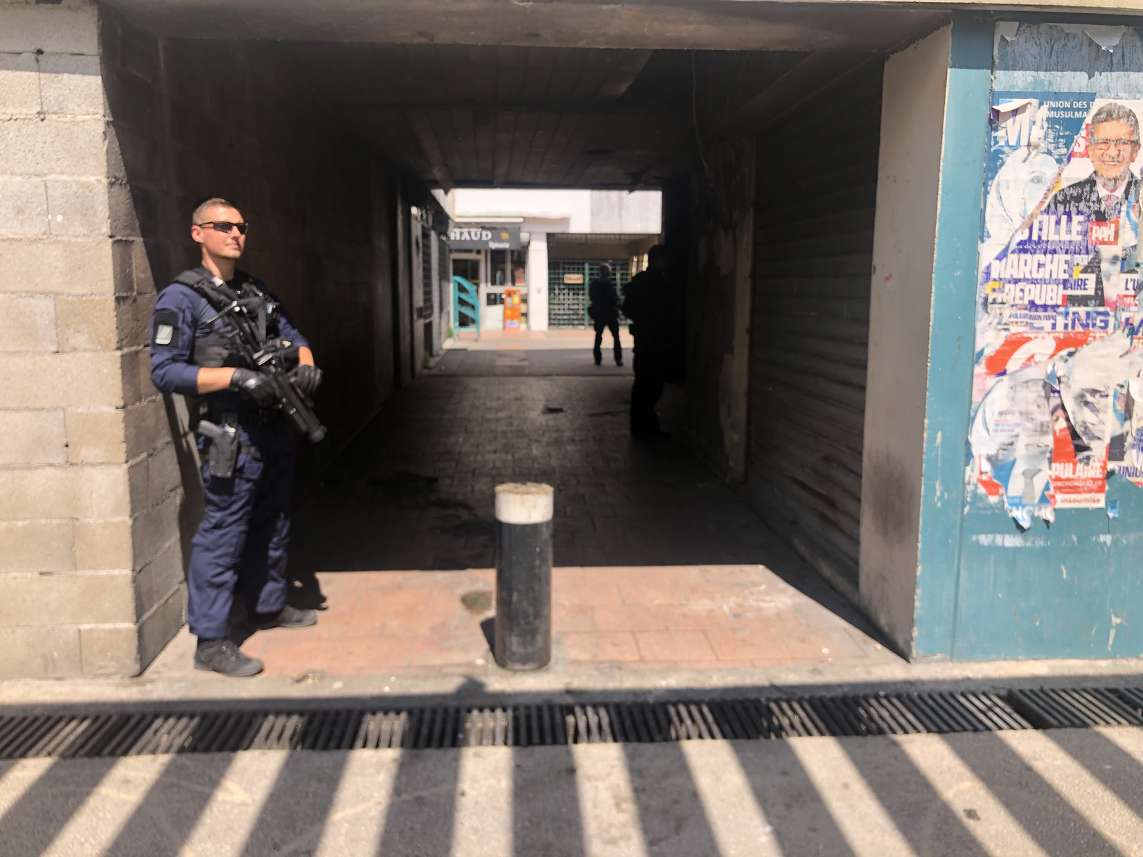 Arme à la main, les CRS devraient occuper le terrain pendant plusieurs jours. Crédit photo : GG